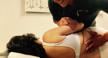 Chiropractor behandelt vrouw