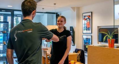 Chiropractor behandelt vrouw